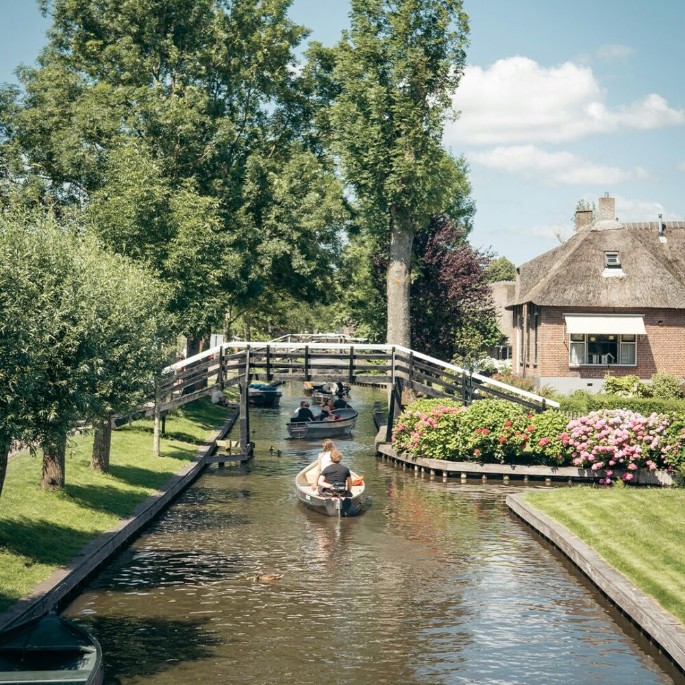 route richting giethoorn op de motor