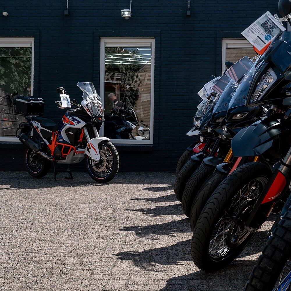 Strada Motoren binnenplaats showroom
