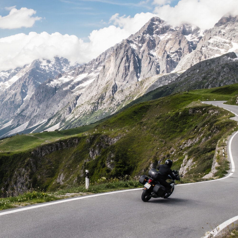 Motor rijden door de alpen